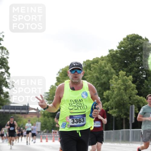 29.06.2025 - hella hamburg halbmarathon Jannik Wohlers http://msf.ph/oto/8147227 29.06.2025 10:11:26 Lombardsbrücke 1328, 1531, 1992, 3363, 4227, 5379, 5605, 7571, 9191, 9428, 10042, 10409, 10428, 11507, 11537, 11917, 12473, 13177, 13203, 13542, 13958, 14384, 15945, 17080, 17638, 17774, 17866, 18261, 18278, 18395 meine-sportfotos.de