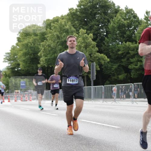 29.06.2025 - hella hamburg halbmarathon Jannik Wohlers http://msf.ph/oto/8147237 29.06.2025 10:11:28 Lombardsbrücke 1328, 1992, 3363, 4227, 5379, 5605, 7571, 9191, 9428, 10042, 10409, 10428, 11507, 11537, 11917, 12473, 13177, 13542, 13958, 14384, 15945, 17080, 17638, 17774, 17866, 18261, 18395 meine-sportfotos.de