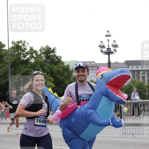 29.06.2025 - hella hamburg halbmarathon Jannik Wohlers http://msf.ph/oto/8147239 29.06.2025 10:48:12 Lombardsbrücke 1142, 1167, 1584, 2437, 2438, 2627, 2716, 3224, 3661, 5010, 7203, 7947, 7948, 8461, 8719, 8760, 9787, 10059, 10204, 10366, 10654, 10656, 11762, 11776, 12152, 12452, 13814, 13845, 13914, 15489, 15593, 15715, 15833, 16498, 16499, 16669, 16693, 16701, 16935, 16974, 17631, 17930, 18282, 18496, 18909, 18967, 19024, 19083, 19135 meine-sportfotos.de