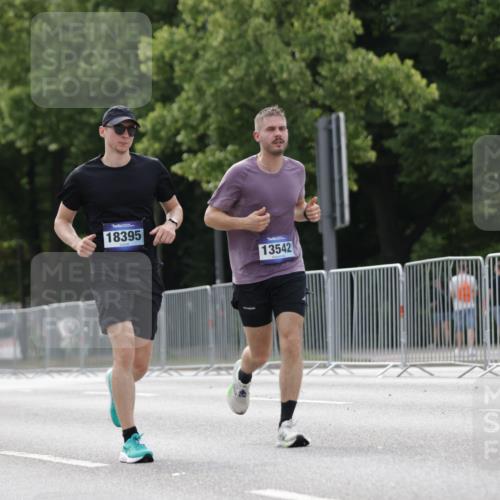 29.06.2025 - hella hamburg halbmarathon Jannik Wohlers http://msf.ph/oto/8147272 29.06.2025 10:11:29 Lombardsbrücke 1328, 1992, 3363, 4227, 5379, 5605, 7571, 9191, 9428, 10042, 10409, 10428, 11507, 11537, 11917, 12473, 13177, 13542, 13958, 14384, 15945, 17638, 17774, 18261, 18395 meine-sportfotos.de