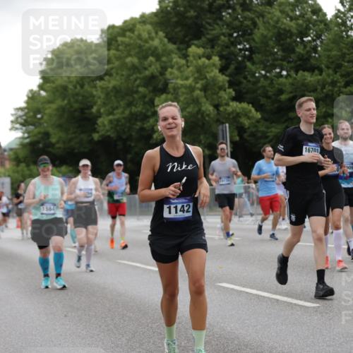 29.06.2025 - hella hamburg halbmarathon Jannik Wohlers http://msf.ph/oto/8147273 29.06.2025 10:48:14 Lombardsbrücke 1142, 1167, 1584, 2437, 2438, 2716, 3224, 3661, 5010, 7203, 7947, 7948, 8461, 8719, 8760, 9787, 10059, 10204, 10366, 10654, 10656, 11364, 11365, 11762, 11776, 13814, 13845, 13914, 15489, 15593, 15715, 15833, 16042, 16498, 16499, 16701, 16935, 16974, 17631, 18282, 18496, 18909, 18967, 19024, 19083, 19135 meine-sportfotos.de