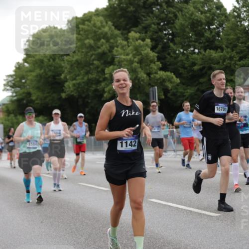 29.06.2025 - hella hamburg halbmarathon Jannik Wohlers http://msf.ph/oto/8147279 29.06.2025 10:48:14 Lombardsbrücke 1142, 1167, 1584, 2437, 2438, 2716, 3224, 3661, 5010, 7203, 7947, 7948, 8461, 8719, 8760, 9787, 10059, 10204, 10366, 10654, 10656, 11364, 11365, 11762, 11776, 13814, 13845, 13914, 15489, 15593, 15715, 15833, 16042, 16498, 16499, 16701, 16935, 16974, 17631, 18282, 18496, 18909, 18967, 19024, 19083, 19135 meine-sportfotos.de
