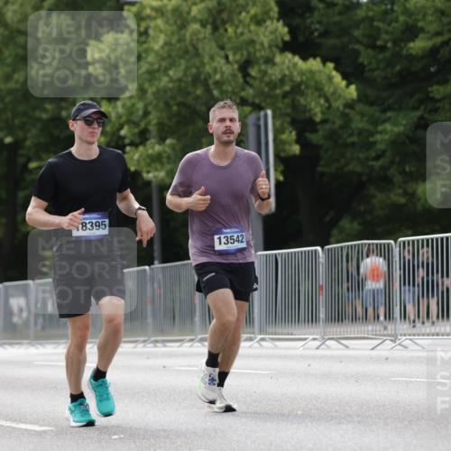 29.06.2025 - hella hamburg halbmarathon Jannik Wohlers http://msf.ph/oto/8147288 29.06.2025 10:11:29 Lombardsbrücke 1328, 1992, 3363, 4227, 5379, 5605, 7571, 9191, 9428, 10042, 10409, 10428, 11507, 11537, 11917, 12473, 13177, 13542, 13958, 14384, 15945, 17638, 17774, 18261, 18395 meine-sportfotos.de