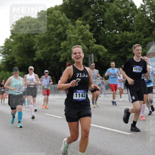 29.06.2025 - hella hamburg halbmarathon Jannik Wohlers http://msf.ph/oto/8147291 29.06.2025 10:48:14 Lombardsbrücke 1142, 1167, 1584, 2437, 2438, 2716, 3224, 3661, 5010, 7203, 7947, 7948, 8461, 8719, 8760, 9787, 10059, 10204, 10366, 10654, 10656, 11364, 11365, 11762, 11776, 13814, 13845, 13914, 15489, 15593, 15715, 15833, 16042, 16498, 16499, 16701, 16935, 16974, 17631, 18282, 18496, 18909, 18967, 19024, 19083, 19135 meine-sportfotos.de