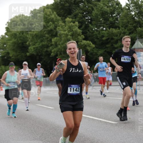 29.06.2025 - hella hamburg halbmarathon Jannik Wohlers http://msf.ph/oto/8147298 29.06.2025 10:48:14 Lombardsbrücke 1142, 1167, 1584, 2437, 2438, 2716, 3224, 3661, 5010, 7203, 7947, 7948, 8461, 8719, 8760, 9787, 10059, 10204, 10366, 10654, 10656, 11364, 11365, 11762, 11776, 13814, 13845, 13914, 15489, 15593, 15715, 15833, 16042, 16498, 16499, 16701, 16935, 16974, 17631, 18282, 18496, 18909, 18967, 19024, 19083, 19135 meine-sportfotos.de