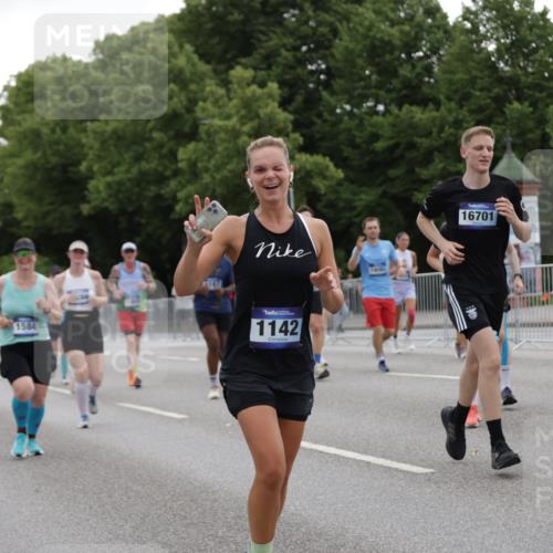 29.06.2025 - hella hamburg halbmarathon Jannik Wohlers http://msf.ph/oto/8147304 29.06.2025 10:48:14 Lombardsbrücke 1142, 1167, 1584, 2437, 2438, 2716, 3224, 3661, 5010, 7203, 7947, 7948, 8461, 8719, 8760, 9787, 10059, 10204, 10366, 10654, 10656, 11364, 11365, 11762, 11776, 13814, 13845, 13914, 15489, 15593, 15715, 15833, 16042, 16498, 16499, 16701, 16935, 16974, 17631, 18282, 18496, 18909, 18967, 19024, 19083, 19135 meine-sportfotos.de