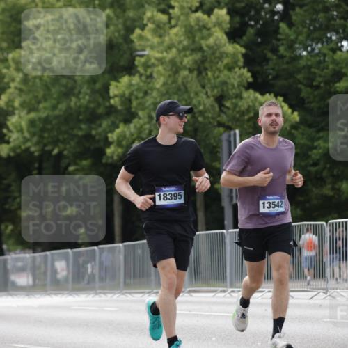 29.06.2025 - hella hamburg halbmarathon Jannik Wohlers http://msf.ph/oto/8147311 29.06.2025 10:11:30 Lombardsbrücke 1328, 1992, 3363, 4227, 5379, 5605, 7571, 9191, 9428, 10042, 10409, 11507, 11537, 11917, 12473, 13171, 13177, 13542, 13958, 14384, 15945, 16976, 17638, 17774, 18261, 18395 meine-sportfotos.de