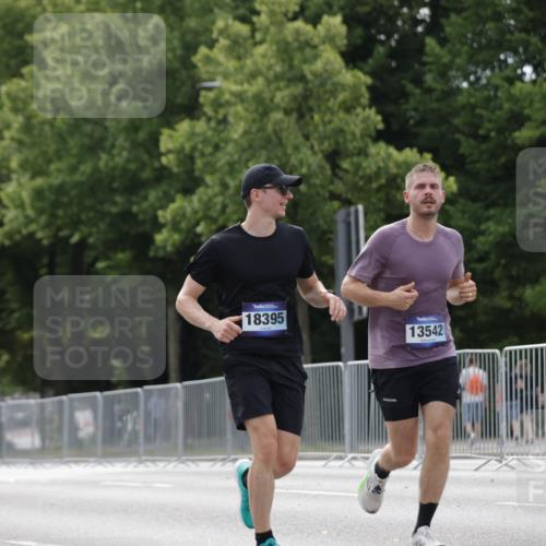 29.06.2025 - hella hamburg halbmarathon Jannik Wohlers http://msf.ph/oto/8147316 29.06.2025 10:11:30 Lombardsbrücke 1328, 1992, 3363, 4227, 5379, 5605, 7571, 9191, 9428, 10042, 10409, 11507, 11537, 11917, 12473, 13171, 13177, 13542, 13958, 14384, 15945, 16976, 17638, 17774, 18261, 18395 meine-sportfotos.de