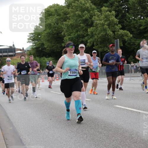 29.06.2025 - hella hamburg halbmarathon Jannik Wohlers http://msf.ph/oto/8147320 29.06.2025 10:48:15 Lombardsbrücke 1142, 1167, 1584, 2437, 2438, 2716, 3224, 3661, 5010, 7203, 7947, 7948, 8461, 8719, 8760, 9787, 10059, 10204, 10366, 10654, 10656, 11364, 11365, 11762, 11776, 11861, 13814, 13845, 13914, 15489, 15593, 15715, 15833, 16042, 16498, 16499, 16701, 16974, 17631, 18282, 18496, 18909, 18967, 19024, 19083, 19135 meine-sportfotos.de