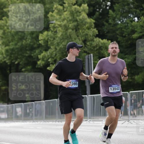 29.06.2025 - hella hamburg halbmarathon Jannik Wohlers http://msf.ph/oto/8147327 29.06.2025 10:11:30 Lombardsbrücke 1328, 1992, 3363, 4227, 5379, 5605, 7571, 9191, 9428, 10042, 10409, 11507, 11537, 11917, 12473, 13171, 13177, 13542, 13958, 14384, 15945, 16976, 17638, 17774, 18261, 18395 meine-sportfotos.de