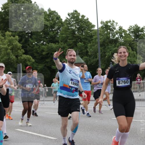 29.06.2025 - hella hamburg halbmarathon Jannik Wohlers http://msf.ph/oto/8147351 29.06.2025 10:48:16 Lombardsbrücke 1142, 1167, 1584, 2437, 2438, 2716, 3224, 5010, 7203, 7947, 7948, 8719, 8760, 9552, 9787, 10059, 10204, 10366, 10524, 10654, 10656, 11364, 11365, 11762, 11776, 11861, 13814, 13845, 13914, 15489, 15715, 15833, 16042, 16498, 16499, 16701, 16974, 17631, 18282, 18496, 18909, 18967, 19024, 19083, 19135 meine-sportfotos.de