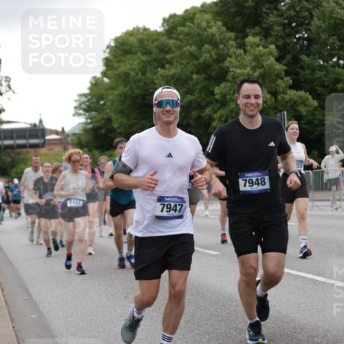 29.06.2025 - hella hamburg halbmarathon Jannik Wohlers http://msf.ph/oto/8147404 29.06.2025 10:48:20 Lombardsbrücke 1142, 1167, 1584, 2437, 2438, 2716, 2792, 5010, 7062, 7203, 7947, 7948, 8719, 8760, 9552, 9787, 10204, 10366, 10524, 10654, 10656, 11364, 11365, 11762, 11776, 11861, 13775, 13814, 13845, 14382, 15833, 16042, 16498, 16499, 16525, 16701, 16974, 17046, 18282, 18496, 18909, 19024, 19083, 19135 meine-sportfotos.de