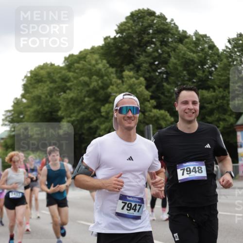 29.06.2025 - hella hamburg halbmarathon Jannik Wohlers http://msf.ph/oto/8147410 29.06.2025 10:48:21 Lombardsbrücke 1142, 1167, 1584, 2437, 2438, 2716, 2792, 3215, 5010, 6437, 7062, 7203, 7947, 7948, 8719, 8760, 9552, 9787, 10204, 10366, 10524, 10654, 10656, 11364, 11365, 11762, 11776, 11861, 13549, 13775, 13814, 13845, 14382, 15833, 16042, 16498, 16499, 16525, 16701, 16974, 17046, 18282, 18496, 18909, 19024, 19083, 19135 meine-sportfotos.de