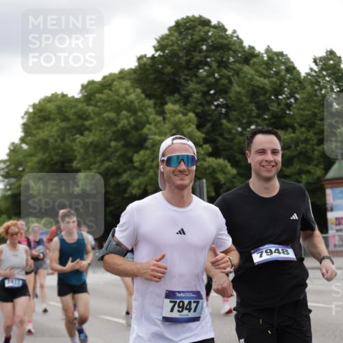 29.06.2025 - hella hamburg halbmarathon Jannik Wohlers http://msf.ph/oto/8147414 29.06.2025 10:48:21 Lombardsbrücke 1142, 1167, 1584, 2437, 2438, 2716, 2792, 3215, 5010, 6437, 7062, 7203, 7947, 7948, 8719, 8760, 9552, 9787, 10204, 10366, 10524, 10654, 10656, 11364, 11365, 11762, 11776, 11861, 13549, 13775, 13814, 13845, 14382, 15833, 16042, 16498, 16499, 16525, 16701, 16974, 17046, 18282, 18496, 18909, 19024, 19083, 19135 meine-sportfotos.de