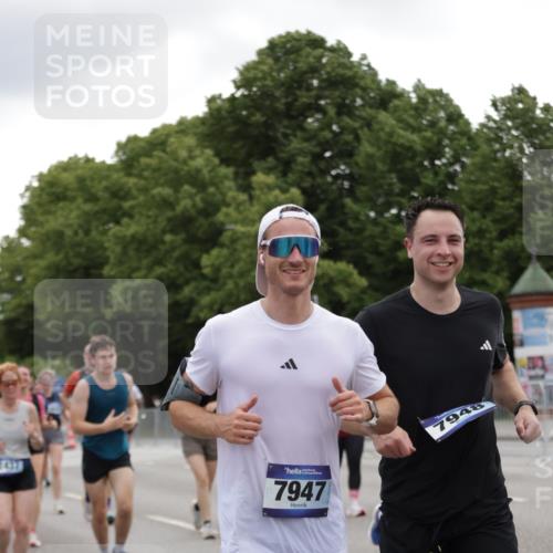 29.06.2025 - hella hamburg halbmarathon Jannik Wohlers http://msf.ph/oto/8147419 29.06.2025 10:48:21 Lombardsbrücke 1142, 1167, 1584, 2437, 2438, 2716, 2792, 3215, 5010, 6437, 7062, 7203, 7947, 7948, 8719, 8760, 9552, 9787, 10204, 10366, 10524, 10654, 10656, 11364, 11365, 11762, 11776, 11861, 13549, 13775, 13814, 13845, 14382, 15833, 16042, 16498, 16499, 16525, 16701, 16974, 17046, 18282, 18496, 18909, 19024, 19083, 19135 meine-sportfotos.de