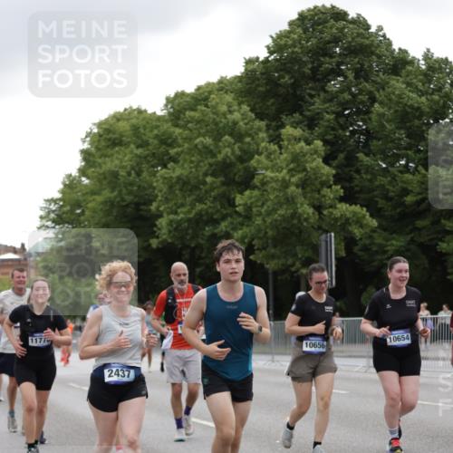 29.06.2025 - hella hamburg halbmarathon Jannik Wohlers http://msf.ph/oto/8147437 29.06.2025 10:48:22 Lombardsbrücke 1142, 1167, 1584, 2437, 2438, 2716, 2792, 3215, 5010, 6437, 7062, 7203, 7947, 7948, 8719, 8760, 9552, 9787, 10204, 10366, 10524, 10654, 10656, 11364, 11365, 11762, 11776, 11861, 13507, 13549, 13775, 13814, 13845, 14382, 15833, 16042, 16498, 16499, 16525, 16701, 16974, 17046, 18282, 18496, 18909, 19024, 19083, 19135 meine-sportfotos.de