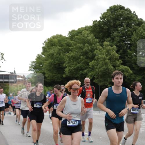 29.06.2025 - hella hamburg halbmarathon Jannik Wohlers http://msf.ph/oto/8147464 29.06.2025 10:48:23 Lombardsbrücke 1142, 1167, 1584, 2437, 2438, 2716, 2792, 3215, 5010, 5479, 5480, 6015, 6437, 7062, 7203, 7947, 7948, 8719, 8760, 9552, 10204, 10366, 10524, 10654, 10656, 11364, 11365, 11690, 11762, 11776, 11861, 13507, 13549, 13775, 13845, 14382, 15100, 15833, 16042, 16498, 16499, 16525, 16701, 16974, 17046, 18282, 18496, 18909, 19024, 19083, 19135 meine-sportfotos.de
