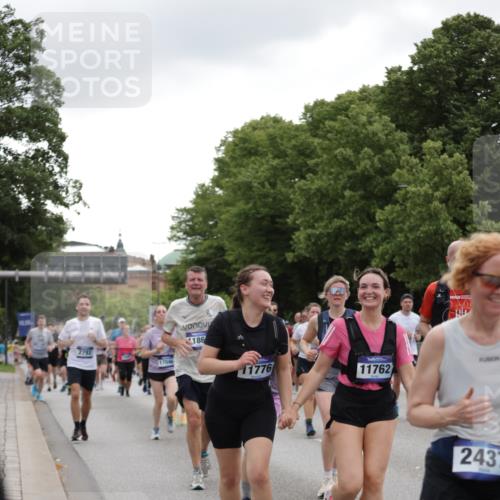 29.06.2025 - hella hamburg halbmarathon Jannik Wohlers http://msf.ph/oto/8147478 29.06.2025 10:48:24 Lombardsbrücke 1167, 1584, 2160, 2437, 2438, 2716, 2792, 3215, 5010, 5479, 5480, 6015, 6437, 7062, 7203, 7947, 7948, 8719, 8760, 9552, 10204, 10366, 10524, 10654, 10656, 11364, 11365, 11690, 11762, 11776, 11861, 13507, 13549, 13775, 13845, 14382, 15100, 15833, 16042, 16525, 16701, 16974, 17046, 18282, 18496, 18909, 19024, 19083, 19135 meine-sportfotos.de
