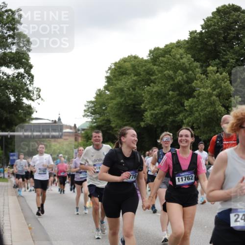 29.06.2025 - hella hamburg halbmarathon Jannik Wohlers http://msf.ph/oto/8147483 29.06.2025 10:48:24 Lombardsbrücke 1167, 1584, 2160, 2437, 2438, 2716, 2792, 3215, 5010, 5479, 5480, 6015, 6437, 7062, 7203, 7947, 7948, 8719, 8760, 9552, 10204, 10366, 10524, 10654, 10656, 11364, 11365, 11690, 11762, 11776, 11861, 13507, 13549, 13775, 13845, 14382, 15100, 15833, 16042, 16525, 16701, 16974, 17046, 18282, 18496, 18909, 19024, 19083, 19135 meine-sportfotos.de