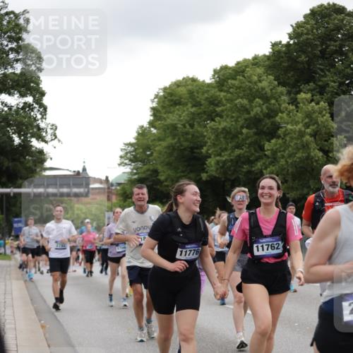 29.06.2025 - hella hamburg halbmarathon Jannik Wohlers http://msf.ph/oto/8147489 29.06.2025 10:48:24 Lombardsbrücke 1167, 1584, 2160, 2437, 2438, 2716, 2792, 3215, 5010, 5479, 5480, 6015, 6437, 7062, 7203, 7947, 7948, 8719, 8760, 9552, 10204, 10366, 10524, 10654, 10656, 11364, 11365, 11690, 11762, 11776, 11861, 13507, 13549, 13775, 13845, 14382, 15100, 15833, 16042, 16525, 16701, 16974, 17046, 18282, 18496, 18909, 19024, 19083, 19135 meine-sportfotos.de