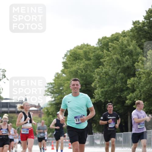 29.06.2025 - hella hamburg halbmarathon Jannik Wohlers http://msf.ph/oto/8147530 29.06.2025 10:11:37 Lombardsbrücke 1062, 1790, 5379, 9191, 10042, 10409, 11525, 11537, 11581, 11917, 13171, 13542, 13958, 14060, 14196, 15137, 16976, 17774, 18261, 18395, 18429, 18655 meine-sportfotos.de