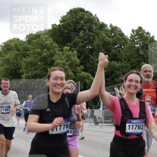 29.06.2025 - hella hamburg halbmarathon Jannik Wohlers http://msf.ph/oto/8147580 29.06.2025 10:48:26 Lombardsbrücke 1167, 2160, 2437, 2438, 2716, 2792, 3215, 5010, 5479, 5480, 6015, 6437, 6566, 7062, 7203, 7947, 7948, 9552, 10204, 10366, 10524, 10654, 10656, 11000, 11364, 11365, 11690, 11762, 11776, 11861, 11865, 12173, 12881, 12882, 13507, 13549, 13775, 13845, 14382, 15100, 15771, 15833, 16042, 16525, 16701, 16974, 17046, 17693, 18016, 18496, 19024, 19083, 19135 meine-sportfotos.de