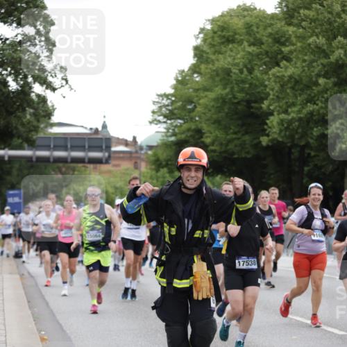 29.06.2025 - hella hamburg halbmarathon Jannik Wohlers http://msf.ph/oto/8147737 29.06.2025 10:48:38 Lombardsbrücke 2160, 2395, 2713, 2792, 3086, 3215, 3253, 4403, 5118, 5479, 5480, 5551, 6015, 6437, 6566, 6979, 7062, 9341, 9359, 10081, 11000, 11031, 11192, 11601, 11690, 11741, 11865, 12010, 12173, 12380, 12664, 12881, 12882, 13426, 13507, 13549, 13775, 14080, 14081, 14382, 14623, 15064, 15100, 15159, 15176, 15411, 15530, 15597, 15631, 15771, 16012, 16525, 17046, 17538, 17693, 18016 meine-sportfotos.de