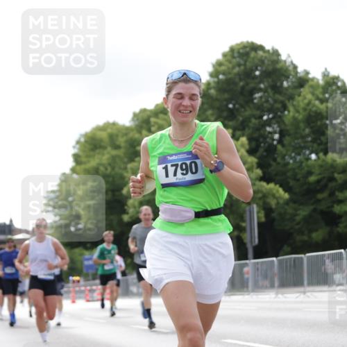29.06.2025 - hella hamburg halbmarathon Jannik Wohlers http://msf.ph/oto/8147748 29.06.2025 10:11:42 Lombardsbrücke 1062, 1790, 2661, 7474, 9253, 9705, 10409, 11509, 11525, 11537, 11581, 11917, 13171, 13542, 14060, 14196, 14313, 15137, 16379, 16976, 18261, 18395, 18429, 18655 meine-sportfotos.de
