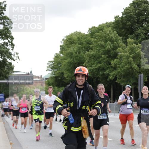 29.06.2025 - hella hamburg halbmarathon Jannik Wohlers http://msf.ph/oto/8147825 29.06.2025 10:48:39 Lombardsbrücke 2160, 2395, 2713, 2792, 3086, 3215, 3253, 4403, 5118, 5479, 5480, 5551, 6015, 6437, 6566, 6979, 7062, 9341, 9359, 10081, 10782, 10785, 11000, 11031, 11192, 11601, 11690, 11741, 11865, 12010, 12173, 12380, 12664, 12881, 12882, 13426, 13507, 13549, 14080, 14081, 14382, 14623, 15064, 15100, 15159, 15176, 15411, 15530, 15597, 15631, 15771, 16012, 16525, 16759, 17046, 17287, 17538, 17693, 18016, 18453 meine-sportfotos.de