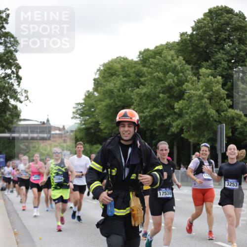 29.06.2025 - hella hamburg halbmarathon Jannik Wohlers http://msf.ph/oto/8147836 29.06.2025 10:48:39 Lombardsbrücke 2160, 2395, 2713, 2792, 3086, 3215, 3253, 4403, 5118, 5479, 5480, 5551, 6015, 6437, 6566, 6979, 7062, 9341, 9359, 10081, 10782, 10785, 11000, 11031, 11192, 11601, 11690, 11741, 11865, 12010, 12173, 12380, 12664, 12881, 12882, 13426, 13507, 13549, 14080, 14081, 14382, 14623, 15064, 15100, 15159, 15176, 15411, 15530, 15597, 15631, 15771, 16012, 16525, 16759, 17046, 17287, 17538, 17693, 18016, 18453 meine-sportfotos.de