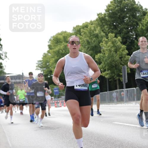 29.06.2025 - hella hamburg halbmarathon Jannik Wohlers http://msf.ph/oto/8147843 29.06.2025 10:11:45 Lombardsbrücke 1062, 1790, 2661, 3746, 7474, 9253, 9705, 10409, 11509, 11525, 11537, 11581, 13171, 13542, 14060, 14196, 14313, 14863, 15137, 16379, 16976, 18395, 18429, 18655 meine-sportfotos.de