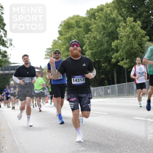 29.06.2025 - hella hamburg halbmarathon Jannik Wohlers http://msf.ph/oto/8147940 29.06.2025 10:11:46 Lombardsbrücke 1062, 1790, 2661, 3746, 5176, 6871, 7474, 9253, 9705, 11509, 11525, 11537, 11581, 13171, 14060, 14196, 14313, 14863, 15137, 16379, 16976, 18429, 18655 meine-sportfotos.de