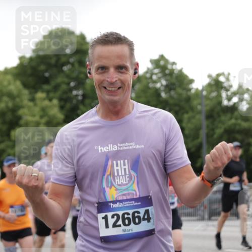 29.06.2025 - hella hamburg halbmarathon Jannik Wohlers http://msf.ph/oto/8147976 29.06.2025 10:48:50 Lombardsbrücke 1525, 2067, 2395, 2527, 2541, 2713, 2927, 3070, 3086, 3232, 3253, 4403, 4525, 4527, 4589, 4809, 5106, 5118, 5463, 6979, 6989, 7301, 7931, 7936, 8549, 9245, 9341, 9359, 10033, 10038, 10130, 10333, 10479, 10782, 10785, 11031, 11192, 11601, 11681, 11741, 12010, 12380, 12664, 12669, 13564, 13565, 14080, 14081, 15057, 15064, 15176, 15411, 15530, 15597, 15631, 16012, 16759, 17287, 17315, 17647, 17964, 18453, 18470 meine-sportfotos.de