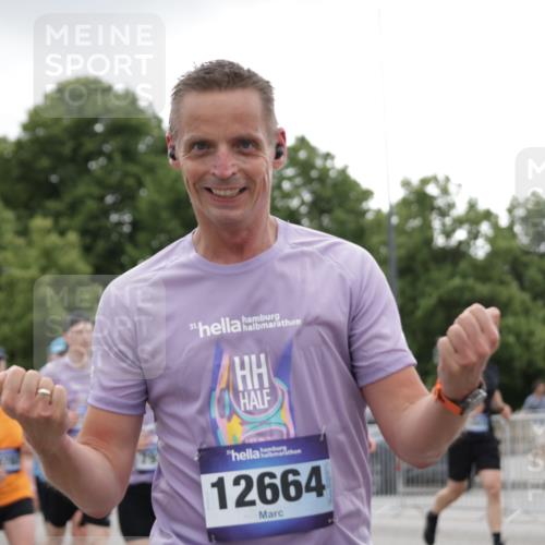 29.06.2025 - hella hamburg halbmarathon Jannik Wohlers http://msf.ph/oto/8147980 29.06.2025 10:48:51 Lombardsbrücke 1525, 2067, 2395, 2527, 2541, 2713, 2927, 3070, 3086, 3232, 4403, 4525, 4527, 4589, 4809, 5106, 5118, 5463, 6979, 6989, 7301, 7931, 7936, 8549, 9245, 9341, 9359, 10033, 10038, 10130, 10333, 10479, 10782, 10785, 11031, 11192, 11601, 11681, 11741, 12010, 12380, 12664, 12669, 13564, 13565, 14080, 14081, 15057, 15064, 15176, 15411, 15530, 15597, 16012, 16436, 16759, 17085, 17089, 17287, 17315, 17647, 17964, 18453, 18470 meine-sportfotos.de