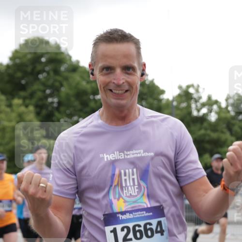 29.06.2025 - hella hamburg halbmarathon Jannik Wohlers http://msf.ph/oto/8147983 29.06.2025 10:48:51 Lombardsbrücke 1525, 2067, 2395, 2527, 2541, 2713, 2927, 3070, 3086, 3232, 4403, 4525, 4527, 4589, 4809, 5106, 5118, 5463, 6979, 6989, 7301, 7931, 7936, 8549, 9245, 9341, 9359, 10033, 10038, 10130, 10333, 10479, 10782, 10785, 11031, 11192, 11601, 11681, 11741, 12010, 12380, 12664, 12669, 13564, 13565, 14080, 14081, 15057, 15064, 15176, 15411, 15530, 15597, 16012, 16436, 16759, 17085, 17089, 17287, 17315, 17647, 17964, 18453, 18470 meine-sportfotos.de
