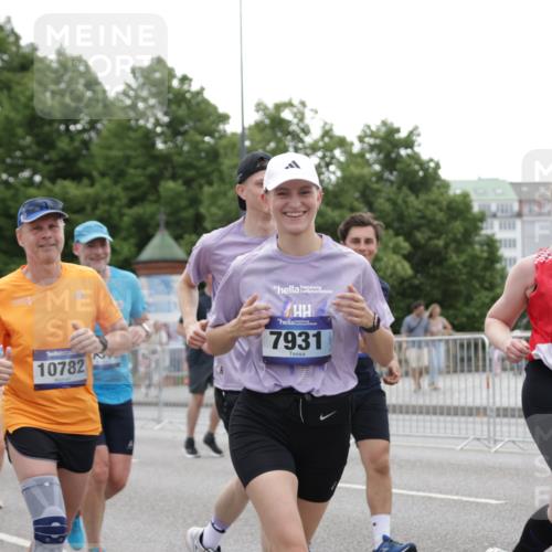 29.06.2025 - hella hamburg halbmarathon Jannik Wohlers http://msf.ph/oto/8147988 29.06.2025 10:48:52 Lombardsbrücke 1525, 2067, 2395, 2527, 2541, 2713, 2927, 3070, 3086, 3232, 4403, 4525, 4527, 4589, 4769, 4809, 5106, 5118, 5463, 6979, 6989, 7301, 7931, 7936, 8549, 9245, 9341, 9359, 10033, 10038, 10130, 10333, 10479, 10782, 10785, 11031, 11192, 11681, 11741, 12010, 12380, 12664, 12669, 13564, 13565, 14080, 14081, 15057, 15064, 15176, 15411, 15530, 16012, 16436, 16759, 17085, 17089, 17287, 17315, 17647, 17964, 18453, 18470 meine-sportfotos.de