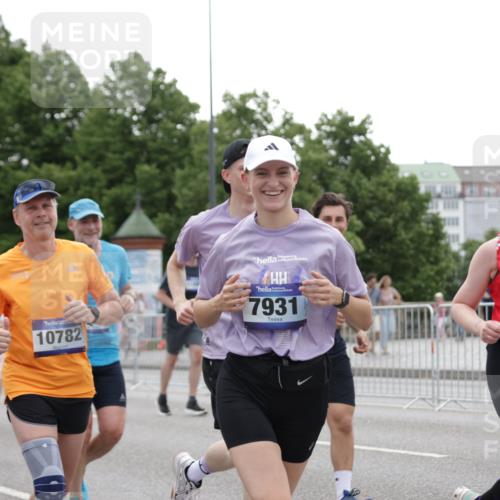 29.06.2025 - hella hamburg halbmarathon Jannik Wohlers http://msf.ph/oto/8147994 29.06.2025 10:48:52 Lombardsbrücke 1525, 2067, 2395, 2527, 2541, 2713, 2927, 3070, 3086, 3232, 4403, 4525, 4527, 4589, 4769, 4809, 5106, 5118, 5463, 6979, 6989, 7301, 7931, 7936, 8549, 9245, 9341, 9359, 10033, 10038, 10130, 10333, 10479, 10782, 10785, 11031, 11192, 11681, 11741, 12010, 12380, 12664, 12669, 13564, 13565, 14080, 14081, 15057, 15064, 15176, 15411, 15530, 16012, 16436, 16759, 17085, 17089, 17287, 17315, 17647, 17964, 18453, 18470 meine-sportfotos.de