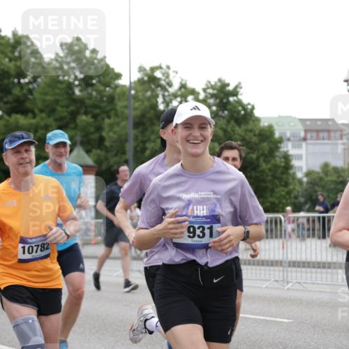 29.06.2025 - hella hamburg halbmarathon Jannik Wohlers http://msf.ph/oto/8147996 29.06.2025 10:48:52 Lombardsbrücke 1525, 2067, 2395, 2527, 2541, 2713, 2927, 3070, 3086, 3232, 4403, 4525, 4527, 4589, 4769, 4809, 5106, 5118, 5463, 6979, 6989, 7301, 7931, 7936, 8549, 9245, 9341, 9359, 10033, 10038, 10130, 10333, 10479, 10782, 10785, 11031, 11192, 11681, 11741, 12010, 12380, 12664, 12669, 13564, 13565, 14080, 14081, 15057, 15064, 15176, 15411, 15530, 16012, 16436, 16759, 17085, 17089, 17287, 17315, 17647, 17964, 18453, 18470 meine-sportfotos.de