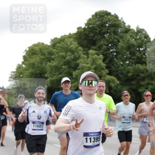 29.06.2025 - hella hamburg halbmarathon Jannik Wohlers http://msf.ph/oto/8148039 29.06.2025 10:48:54 Lombardsbrücke 1525, 2067, 2395, 2527, 2541, 2713, 2927, 3070, 3183, 3232, 3383, 4403, 4525, 4527, 4589, 4769, 4809, 5106, 5118, 5463, 6979, 6989, 7301, 7931, 7936, 8549, 9245, 9261, 10033, 10038, 10130, 10333, 10479, 10782, 10785, 11031, 11192, 11558, 11681, 12010, 12380, 12664, 12669, 13564, 13565, 14080, 14081, 15057, 15176, 15411, 15530, 16012, 16436, 16759, 17085, 17089, 17287, 17315, 17647, 17964, 18453, 18470 meine-sportfotos.de