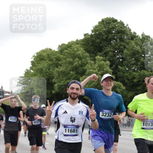 29.06.2025 - hella hamburg halbmarathon Jannik Wohlers http://msf.ph/oto/8148064 29.06.2025 10:48:55 Lombardsbrücke 1525, 2067, 2395, 2527, 2541, 2713, 2927, 3070, 3183, 3232, 3383, 4403, 4525, 4527, 4589, 4769, 4809, 5106, 5118, 5463, 6979, 6989, 7301, 7650, 7931, 7936, 8549, 9245, 9261, 10033, 10038, 10130, 10333, 10479, 10782, 10785, 11031, 11192, 11558, 11681, 12010, 12664, 12669, 13564, 13565, 14080, 14081, 14389, 14390, 15057, 15176, 15411, 15530, 16436, 16759, 17085, 17089, 17287, 17315, 17647, 17964, 18453, 18470 meine-sportfotos.de