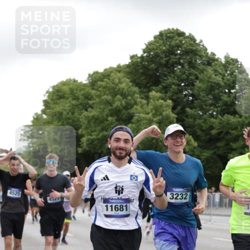 29.06.2025 - hella hamburg halbmarathon Jannik Wohlers http://msf.ph/oto/8148077 29.06.2025 10:48:55 Lombardsbrücke 1525, 2067, 2395, 2527, 2541, 2713, 2927, 3070, 3183, 3232, 3383, 4403, 4525, 4527, 4589, 4769, 4809, 5106, 5118, 5463, 6979, 6989, 7301, 7650, 7931, 7936, 8549, 9245, 9261, 10033, 10038, 10130, 10333, 10479, 10782, 10785, 11031, 11192, 11558, 11681, 12010, 12664, 12669, 13564, 13565, 14080, 14081, 14389, 14390, 15057, 15176, 15411, 15530, 16436, 16759, 17085, 17089, 17287, 17315, 17647, 17964, 18453, 18470 meine-sportfotos.de