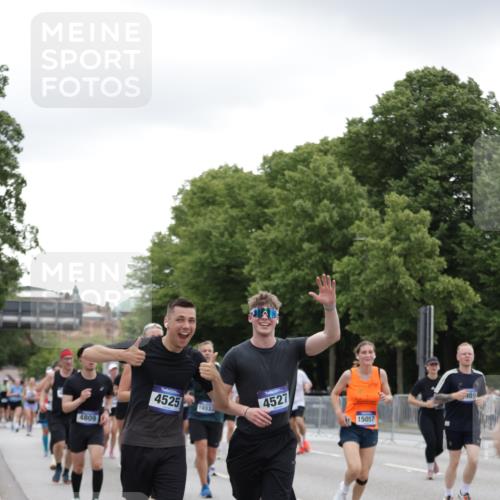 29.06.2025 - hella hamburg halbmarathon Jannik Wohlers http://msf.ph/oto/8148111 29.06.2025 10:48:56 Lombardsbrücke 1525, 1625, 2067, 2395, 2527, 2541, 2713, 2927, 3070, 3183, 3232, 3383, 3943, 4403, 4525, 4527, 4589, 4769, 4809, 5106, 5118, 5463, 6979, 6989, 7301, 7650, 7931, 7936, 8549, 9245, 9261, 10033, 10038, 10130, 10333, 10479, 10782, 10785, 11031, 11558, 11681, 12010, 12664, 12669, 13564, 13565, 14080, 14081, 14389, 14390, 15057, 16436, 16759, 17085, 17089, 17287, 17315, 17647, 17964, 18453, 18470 meine-sportfotos.de