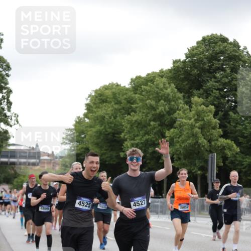 29.06.2025 - hella hamburg halbmarathon Jannik Wohlers http://msf.ph/oto/8148116 29.06.2025 10:48:56 Lombardsbrücke 1525, 1625, 2067, 2395, 2527, 2541, 2713, 2927, 3070, 3183, 3232, 3383, 3943, 4403, 4525, 4527, 4589, 4769, 4809, 5106, 5118, 5463, 6979, 6989, 7301, 7650, 7931, 7936, 8549, 9245, 9261, 10033, 10038, 10130, 10333, 10479, 10782, 10785, 11031, 11558, 11681, 12010, 12664, 12669, 13564, 13565, 14080, 14081, 14389, 14390, 15057, 16436, 16759, 17085, 17089, 17287, 17315, 17647, 17964, 18453, 18470 meine-sportfotos.de