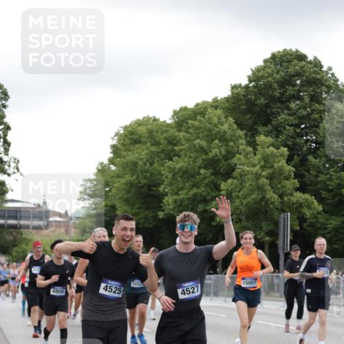 29.06.2025 - hella hamburg halbmarathon Jannik Wohlers http://msf.ph/oto/8148127 29.06.2025 10:48:56 Lombardsbrücke 1525, 1625, 2067, 2395, 2527, 2541, 2713, 2927, 3070, 3183, 3232, 3383, 3943, 4403, 4525, 4527, 4589, 4769, 4809, 5106, 5118, 5463, 6979, 6989, 7301, 7650, 7931, 7936, 8549, 9245, 9261, 10033, 10038, 10130, 10333, 10479, 10782, 10785, 11031, 11558, 11681, 12010, 12664, 12669, 13564, 13565, 14080, 14081, 14389, 14390, 15057, 16436, 16759, 17085, 17089, 17287, 17315, 17647, 17964, 18453, 18470 meine-sportfotos.de