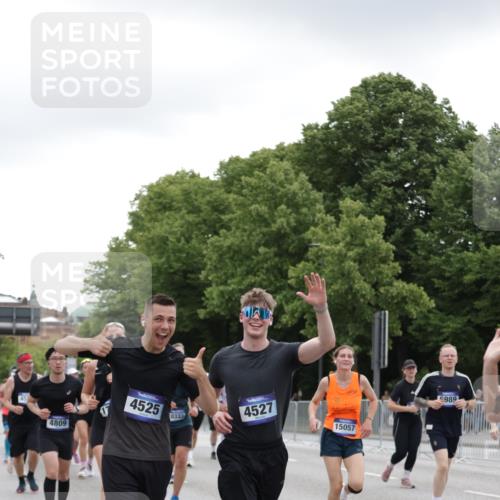29.06.2025 - hella hamburg halbmarathon Jannik Wohlers http://msf.ph/oto/8148152 29.06.2025 10:48:56 Lombardsbrücke 1525, 1625, 2067, 2395, 2527, 2541, 2713, 2927, 3070, 3183, 3232, 3383, 3943, 4403, 4525, 4527, 4589, 4769, 4809, 5106, 5118, 5463, 6979, 6989, 7301, 7650, 7931, 7936, 8549, 9245, 9261, 10033, 10038, 10130, 10333, 10479, 10782, 10785, 11031, 11558, 11681, 12010, 12664, 12669, 13564, 13565, 14080, 14081, 14389, 14390, 15057, 16436, 16759, 17085, 17089, 17287, 17315, 17647, 17964, 18453, 18470 meine-sportfotos.de