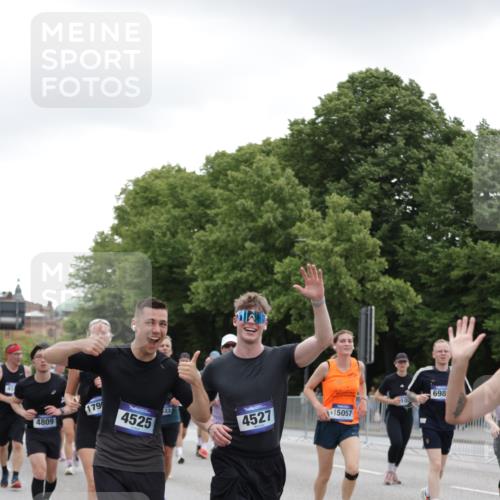 29.06.2025 - hella hamburg halbmarathon Jannik Wohlers http://msf.ph/oto/8148162 29.06.2025 10:48:56 Lombardsbrücke 1525, 1625, 2067, 2395, 2527, 2541, 2713, 2927, 3070, 3183, 3232, 3383, 3943, 4403, 4525, 4527, 4589, 4769, 4809, 5106, 5118, 5463, 6979, 6989, 7301, 7650, 7931, 7936, 8549, 9245, 9261, 10033, 10038, 10130, 10333, 10479, 10782, 10785, 11031, 11558, 11681, 12010, 12664, 12669, 13564, 13565, 14080, 14081, 14389, 14390, 15057, 16436, 16759, 17085, 17089, 17287, 17315, 17647, 17964, 18453, 18470 meine-sportfotos.de