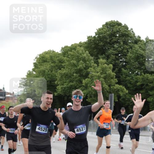 29.06.2025 - hella hamburg halbmarathon Jannik Wohlers http://msf.ph/oto/8148169 29.06.2025 10:48:56 Lombardsbrücke 1525, 1625, 2067, 2395, 2527, 2541, 2713, 2927, 3070, 3183, 3232, 3383, 3943, 4403, 4525, 4527, 4589, 4769, 4809, 5106, 5118, 5463, 6979, 6989, 7301, 7650, 7931, 7936, 8549, 9245, 9261, 10033, 10038, 10130, 10333, 10479, 10782, 10785, 11031, 11558, 11681, 12010, 12664, 12669, 13564, 13565, 14080, 14081, 14389, 14390, 15057, 16436, 16759, 17085, 17089, 17287, 17315, 17647, 17964, 18453, 18470 meine-sportfotos.de