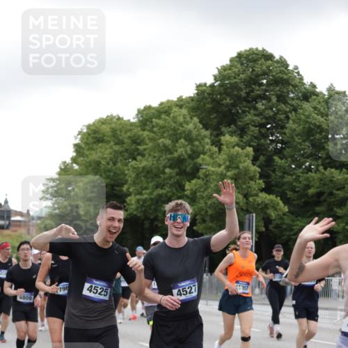29.06.2025 - hella hamburg halbmarathon Jannik Wohlers http://msf.ph/oto/8148174 29.06.2025 10:48:56 Lombardsbrücke 1525, 1625, 2067, 2395, 2527, 2541, 2713, 2927, 3070, 3183, 3232, 3383, 3943, 4403, 4525, 4527, 4589, 4769, 4809, 5106, 5118, 5463, 6979, 6989, 7301, 7650, 7931, 7936, 8549, 9245, 9261, 10033, 10038, 10130, 10333, 10479, 10782, 10785, 11031, 11558, 11681, 12010, 12664, 12669, 13564, 13565, 14080, 14081, 14389, 14390, 15057, 16436, 16759, 17085, 17089, 17287, 17315, 17647, 17964, 18453, 18470 meine-sportfotos.de