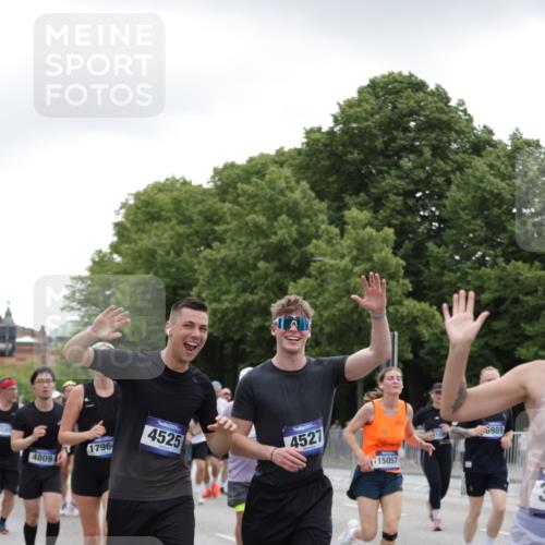 29.06.2025 - hella hamburg halbmarathon Jannik Wohlers http://msf.ph/oto/8148179 29.06.2025 10:48:56 Lombardsbrücke 1525, 1625, 2067, 2395, 2527, 2541, 2713, 2927, 3070, 3183, 3232, 3383, 3943, 4403, 4525, 4527, 4589, 4769, 4809, 5106, 5118, 5463, 6979, 6989, 7301, 7650, 7931, 7936, 8549, 9245, 9261, 10033, 10038, 10130, 10333, 10479, 10782, 10785, 11031, 11558, 11681, 12010, 12664, 12669, 13564, 13565, 14080, 14081, 14389, 14390, 15057, 16436, 16759, 17085, 17089, 17287, 17315, 17647, 17964, 18453, 18470 meine-sportfotos.de