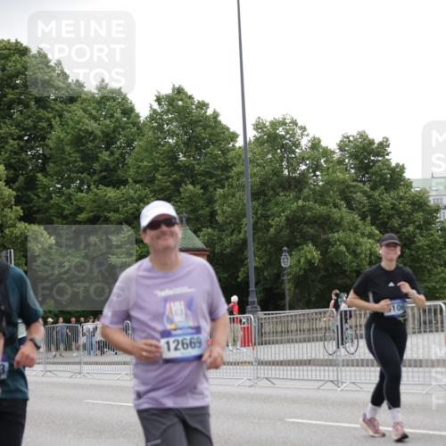 29.06.2025 - hella hamburg halbmarathon Jannik Wohlers http://msf.ph/oto/8148203 29.06.2025 10:49:00 Lombardsbrücke 1525, 1625, 1805, 2067, 2527, 2541, 2668, 2927, 3070, 3183, 3232, 3383, 3943, 4525, 4527, 4589, 4769, 4809, 5106, 5463, 6191, 6989, 7301, 7650, 7931, 7936, 8549, 9245, 9261, 10033, 10038, 10130, 10333, 10479, 10782, 10785, 11558, 11631, 11681, 12669, 13564, 13565, 14389, 14390, 15057, 15412, 16436, 16759, 17085, 17089, 17287, 17315, 17647, 17964, 18453, 18470, 18586 meine-sportfotos.de
